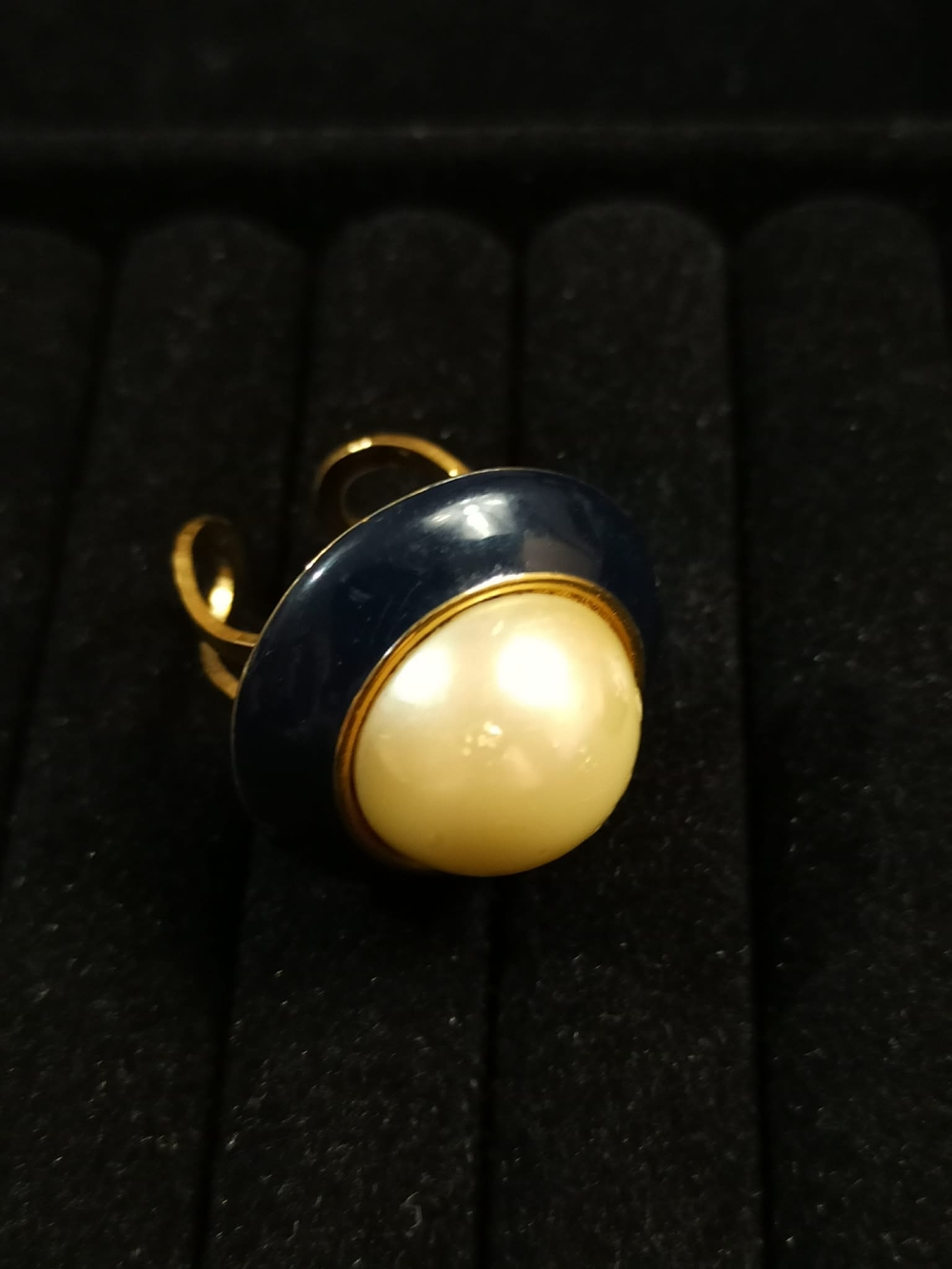 Vintage 1980s Oversized Statement Ring Faux Pearl Navy Blue Gold Tone Adjustable - Picture 2 of 6